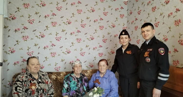 Полицейские поздравили вдову ветерана МВД, участника Великой Отечественной войны