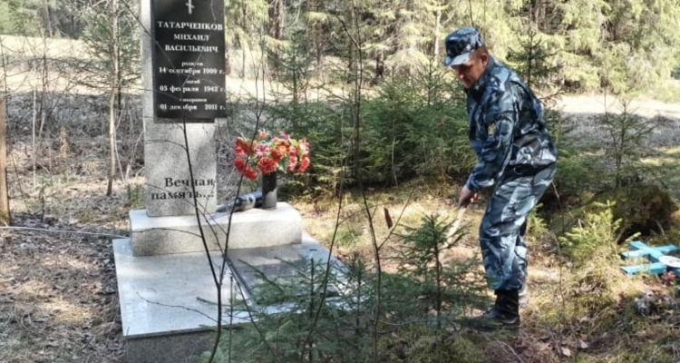 Сотрудники ГУФСИН привели в порядок могилу солдата