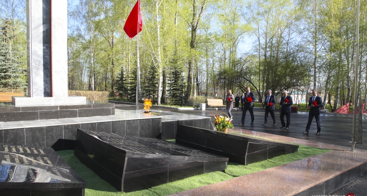 К мемориалам памяти погибших в годы Великой Отечественной войны возложили цветы