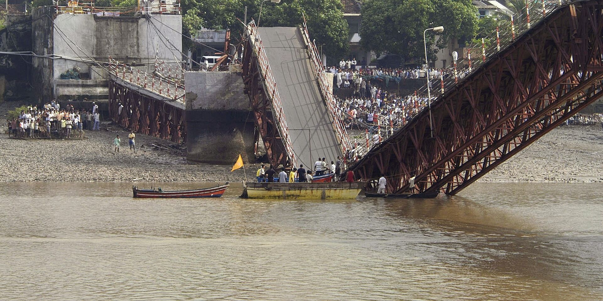В Индии обрушился четырехполосный мост через Ганг