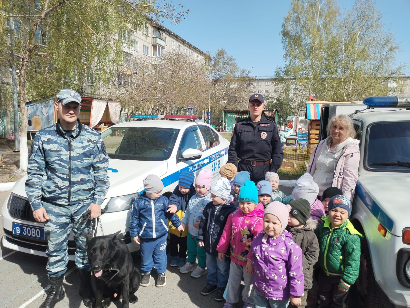 Дошкольники детского сада познакомились с полицейским кинологом