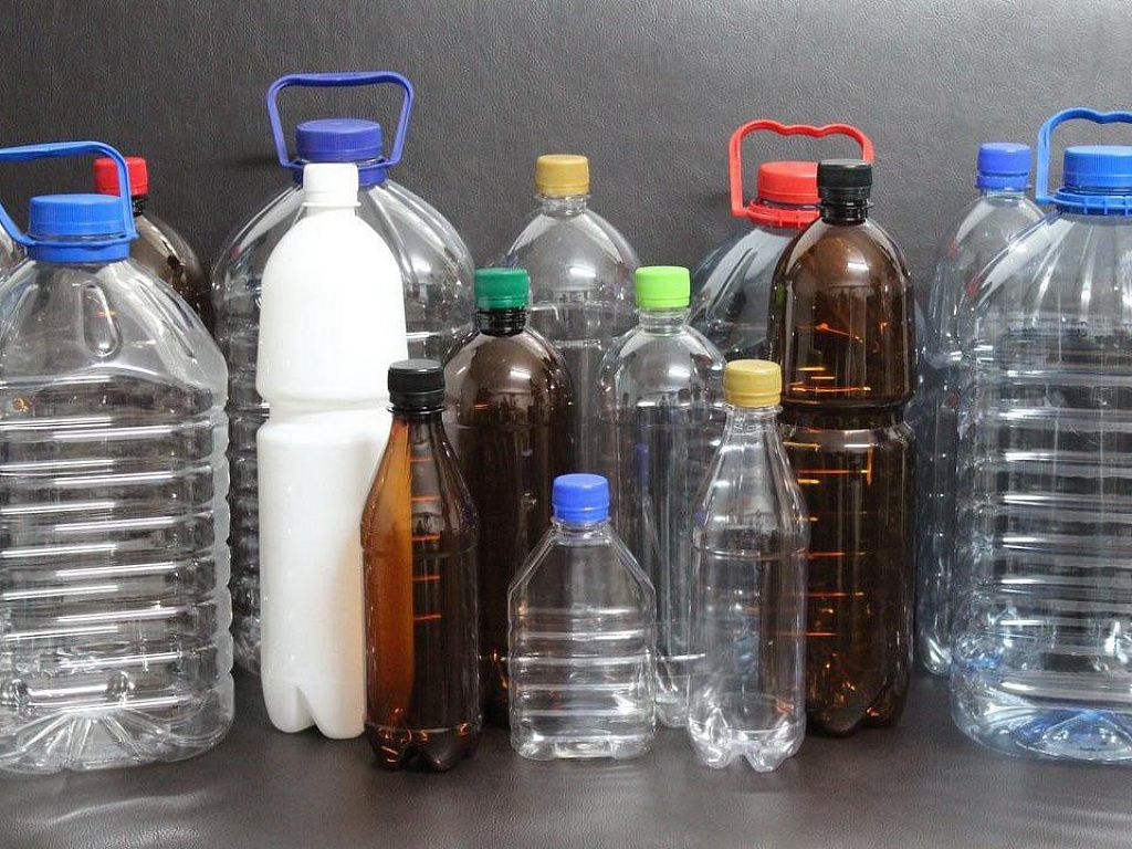 Цветные пластиковые бутылки могут запретить в России