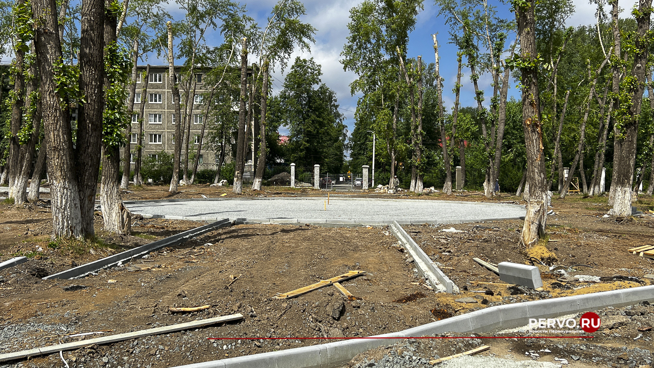 В Первоуральске в микрорайоне Хромпик проходит реконструкция парка ДК имени Ленина