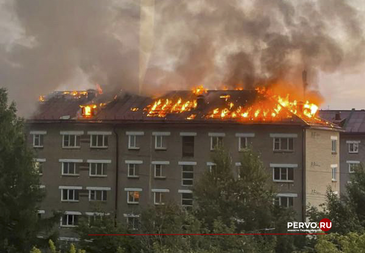 В Первоуральске на крыше общежития, где сгорела крыша, установили стропилы