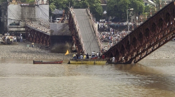 В Индии обрушился четырехполосный мост через Ганг