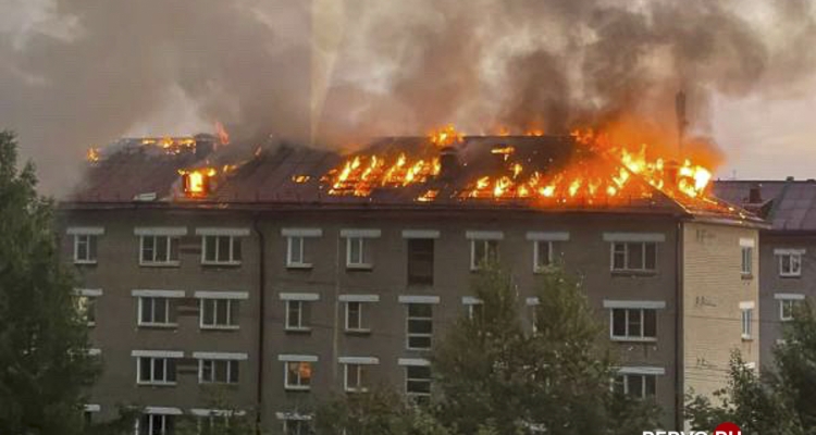 В Первоуральске горит крыша жилого дома. Видео