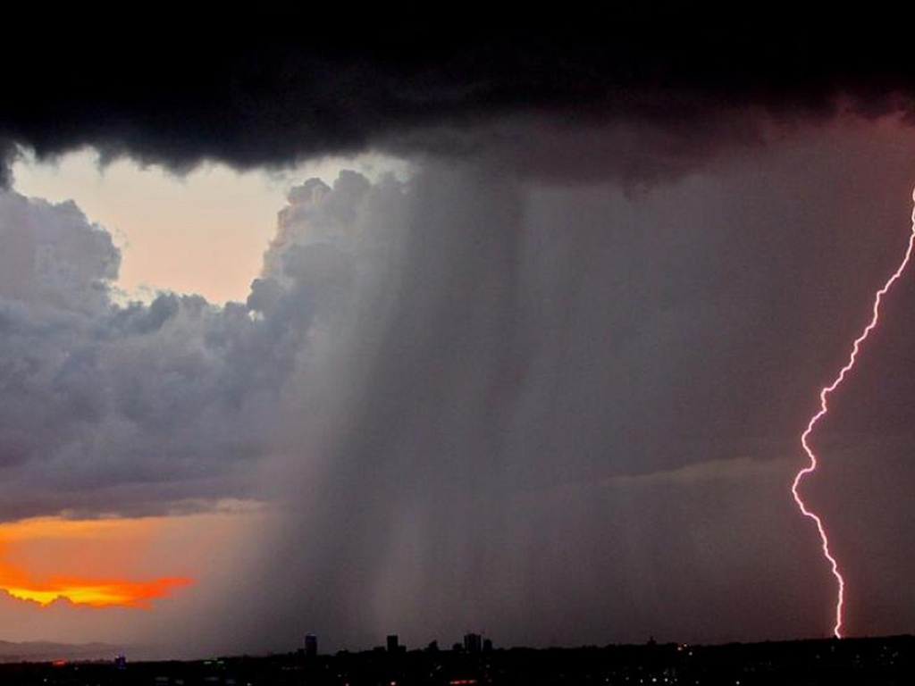 Синоптики прогнозируют сильные дожди, грозы и град