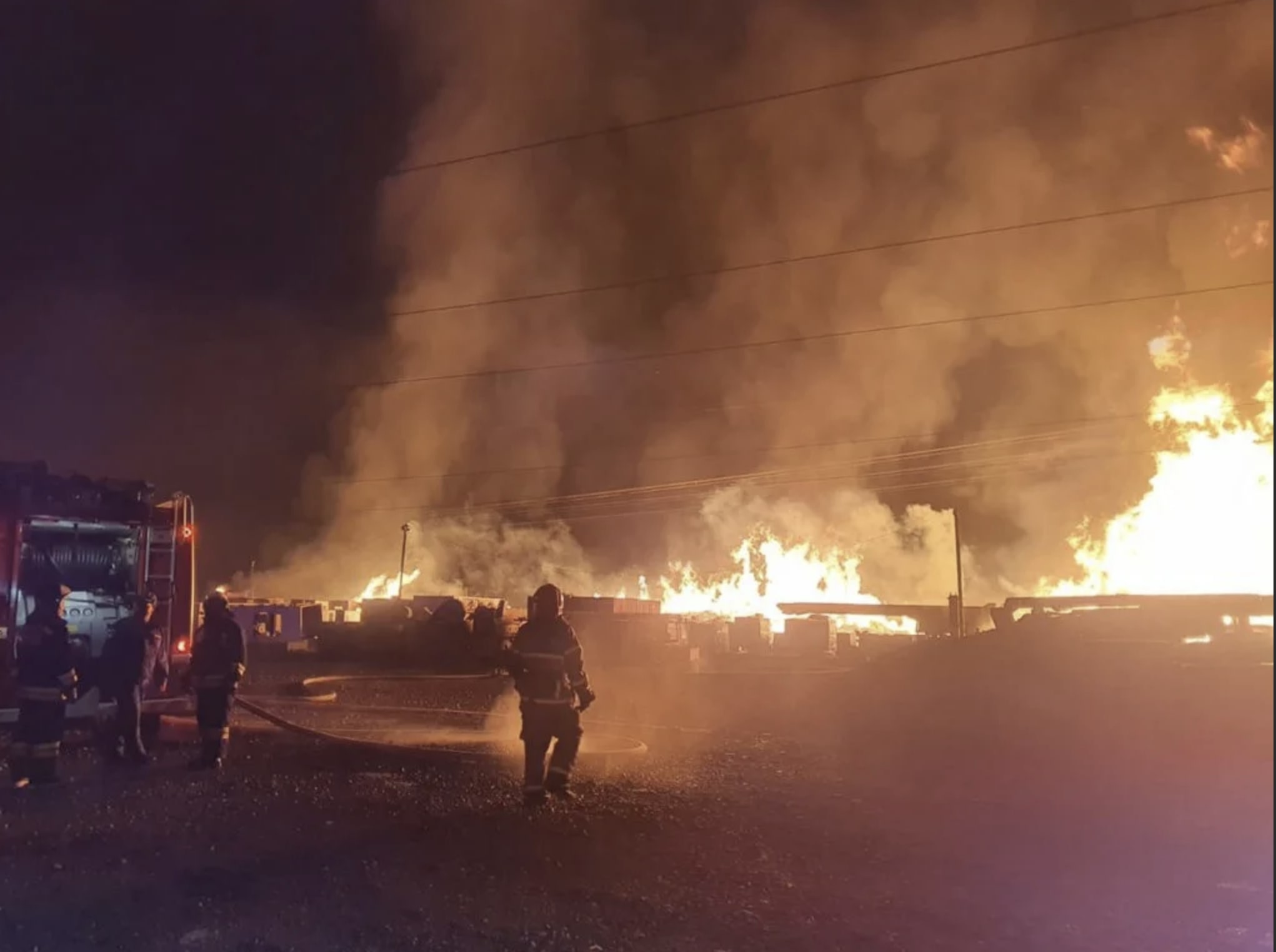 Деревянные объекты загорелись под ЛЭП в Екатеринбурге