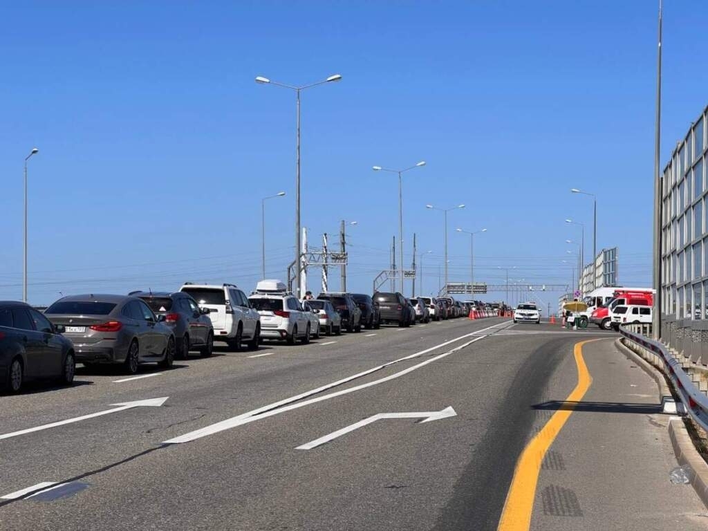 На Крымском мосту увеличилось количество пунктов проверки для ликвидации пробок