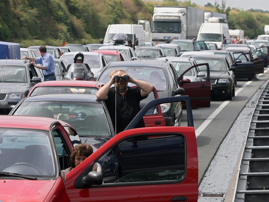 Пробка на Крымский мост со стороны Кубани выросла до 1 тыс автомобилей