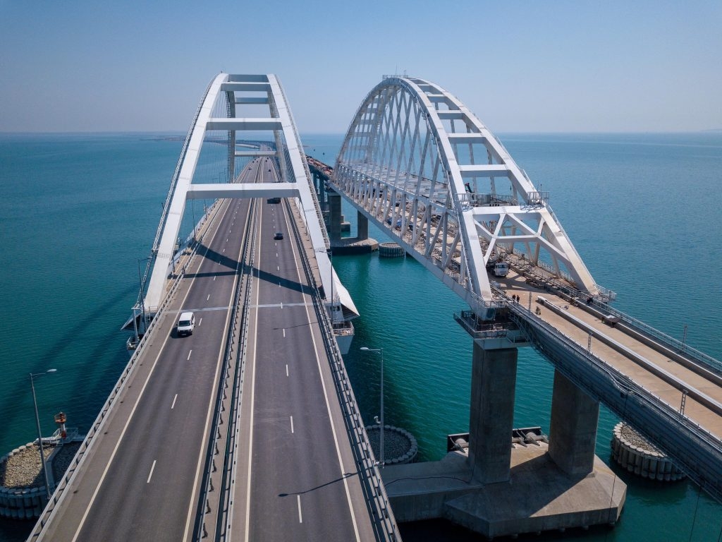 Минимум два человека погибли в результате падения пролета Крымского моста