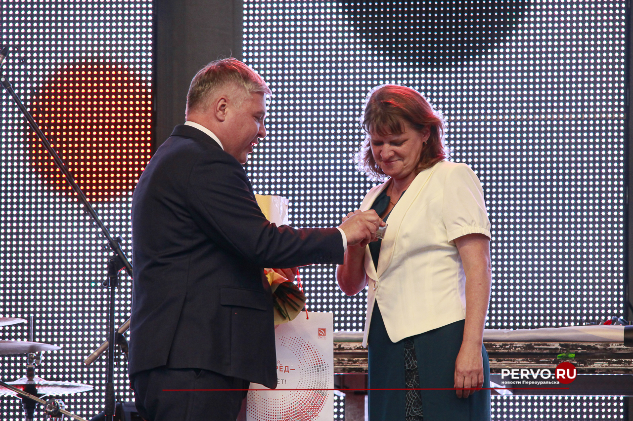 В Первоуральске металлурги встретили праздник в компании «Дискотека Авария» 