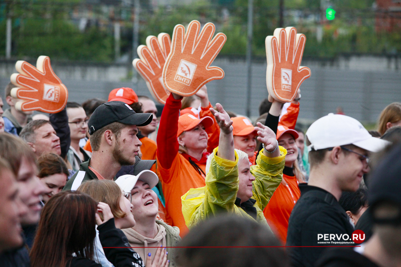 В Первоуральске металлурги встретили праздник в компании «Дискотека Авария» 