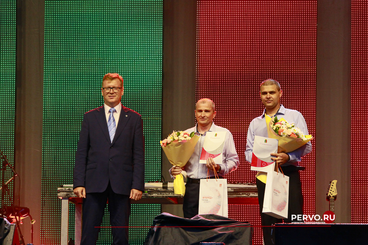 В Первоуральске металлурги встретили праздник в компании «Дискотека Авария» 