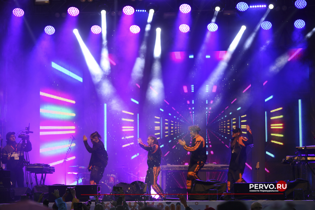 В Первоуральске металлурги встретили праздник в компании «Дискотека Авария» 