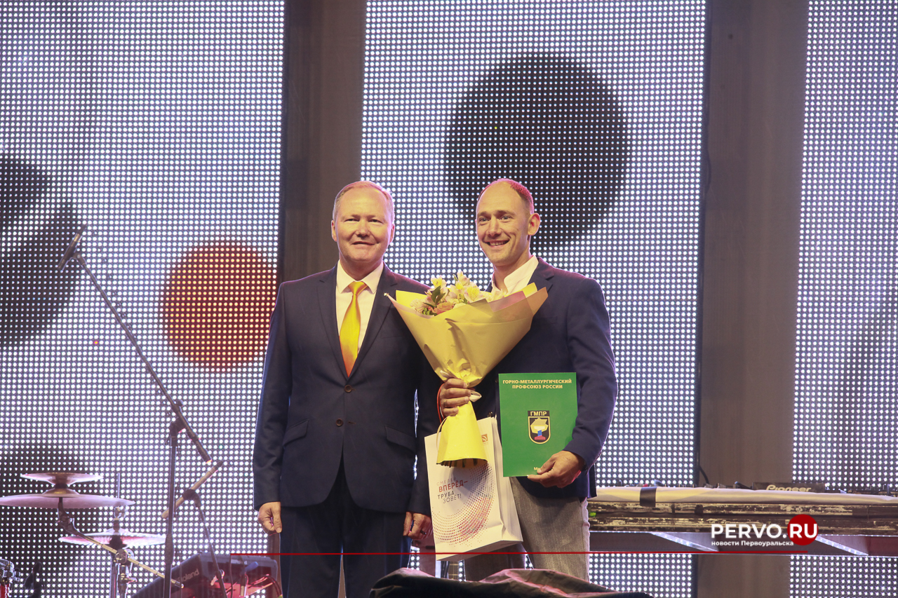 В Первоуральске металлурги встретили праздник в компании «Дискотека Авария» 