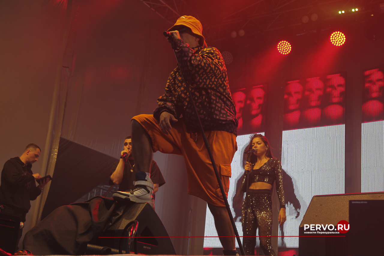 В Первоуральске металлурги встретили праздник в компании «Дискотека Авария» 