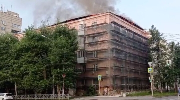 В Екатеринбурге ликвидировали открытое горение на крыше дома