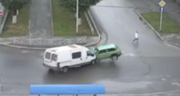 Жёсткая авария произошла сегодня в Первоуральске. Видео
