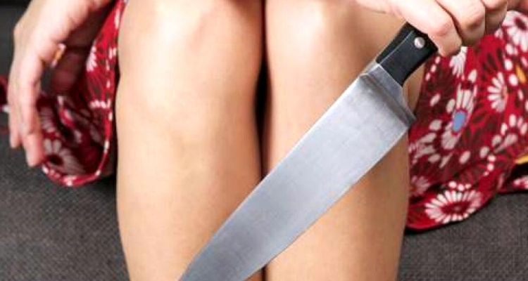 Женщина в Первоуральске тяжело ранила ножом ревнивого сожителя