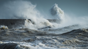 Пляжи в Сочи закрыли из-за шторма и риска образования смерчей
