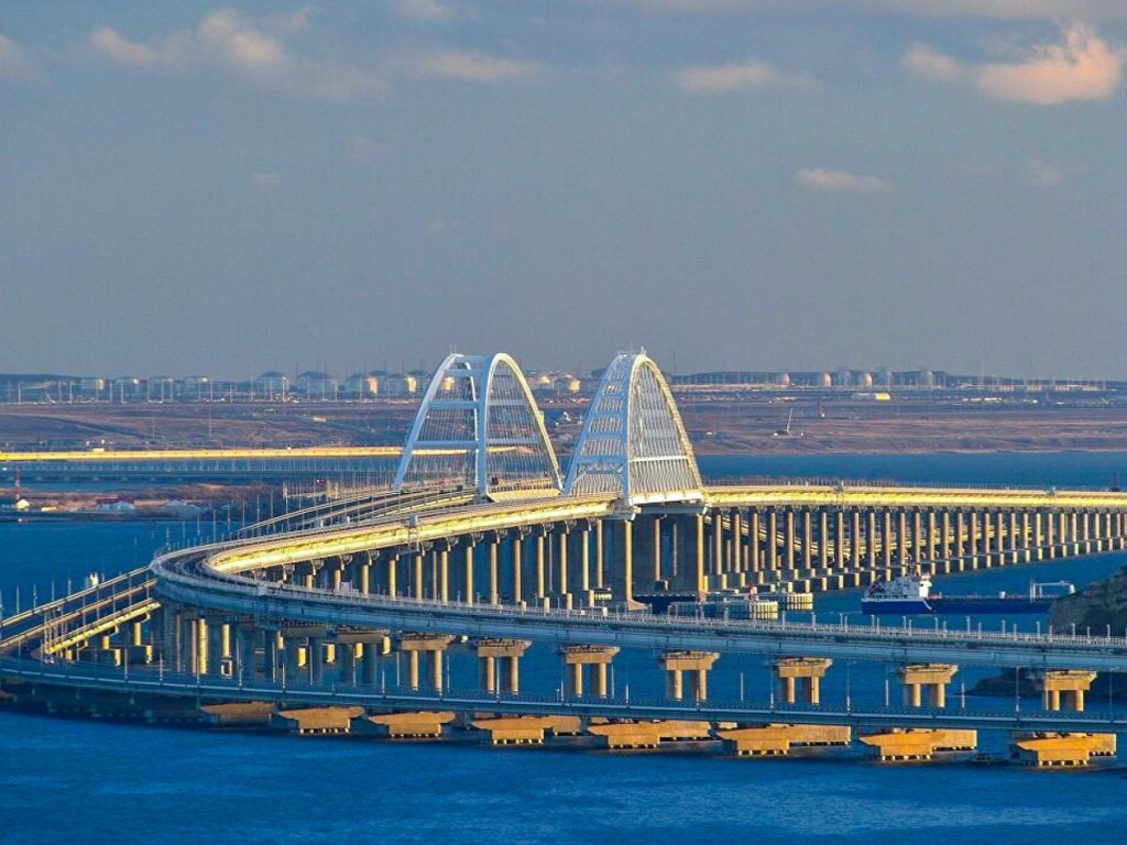 Возобновлено движение автотранспорта по Крымскому мосту