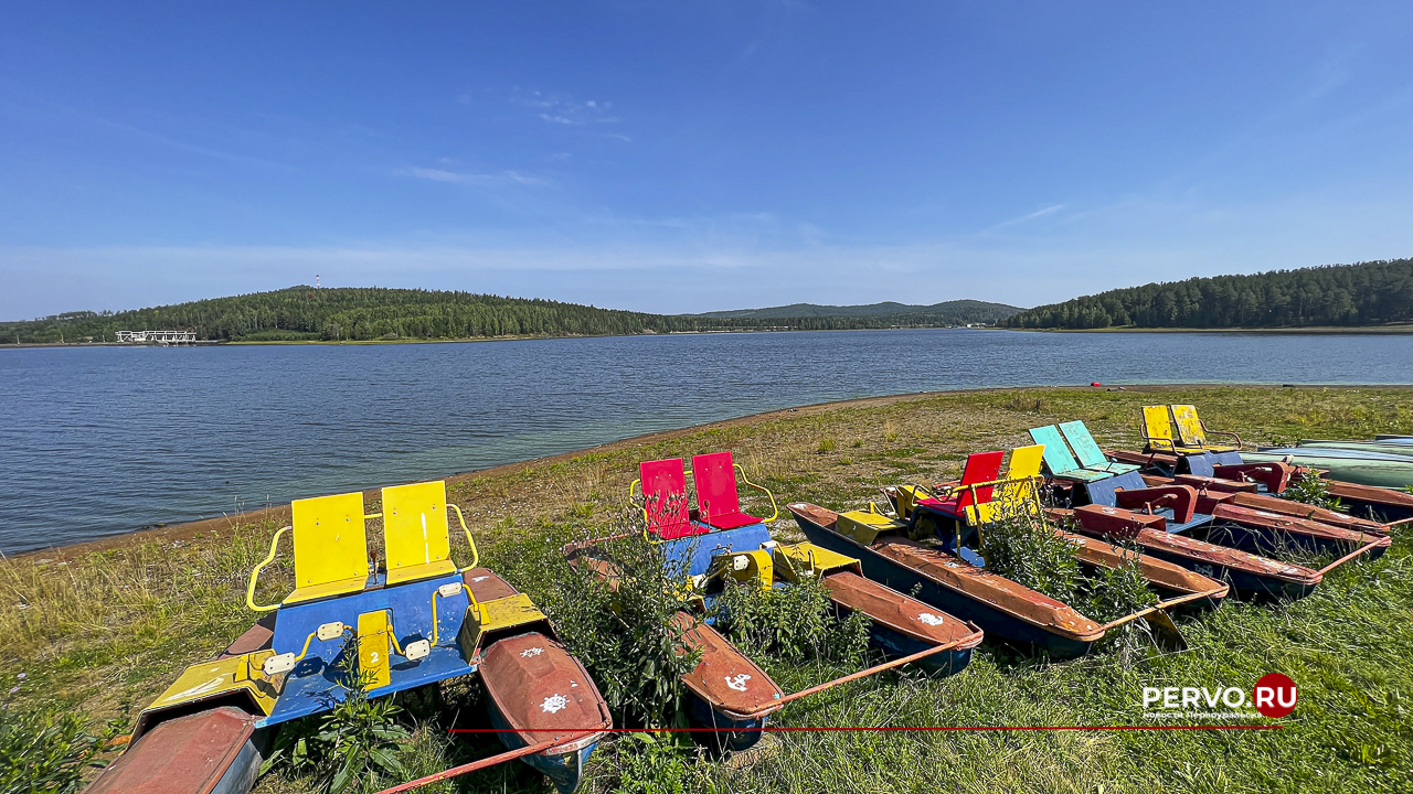 Водоёмы Ревды мелеют, вода уходит на десятки метров. Видео