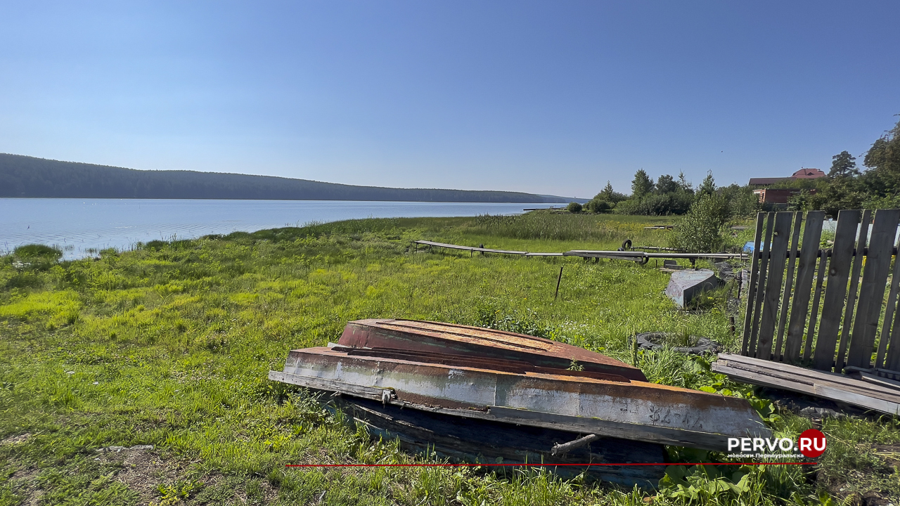 Водоёмы Ревды мелеют, вода уходит на десятки метров. Видео