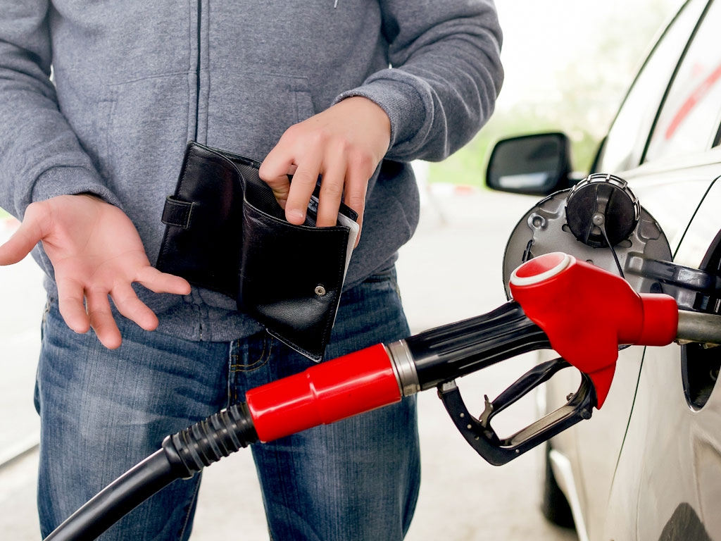 Цены на бензин поднялись на фоне ослабления рубля