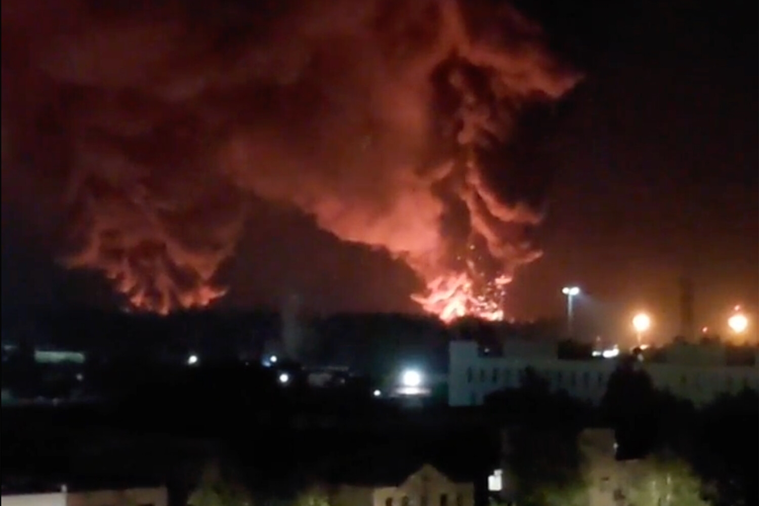 Самолеты Ил-76 загорелись после атаки БПЛА в Пскове