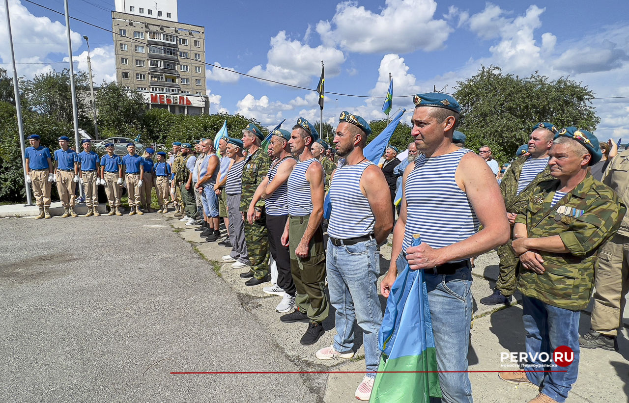 В Первоуральске «Крылатая пехота» открыла памятный знак в сквере боевой славы