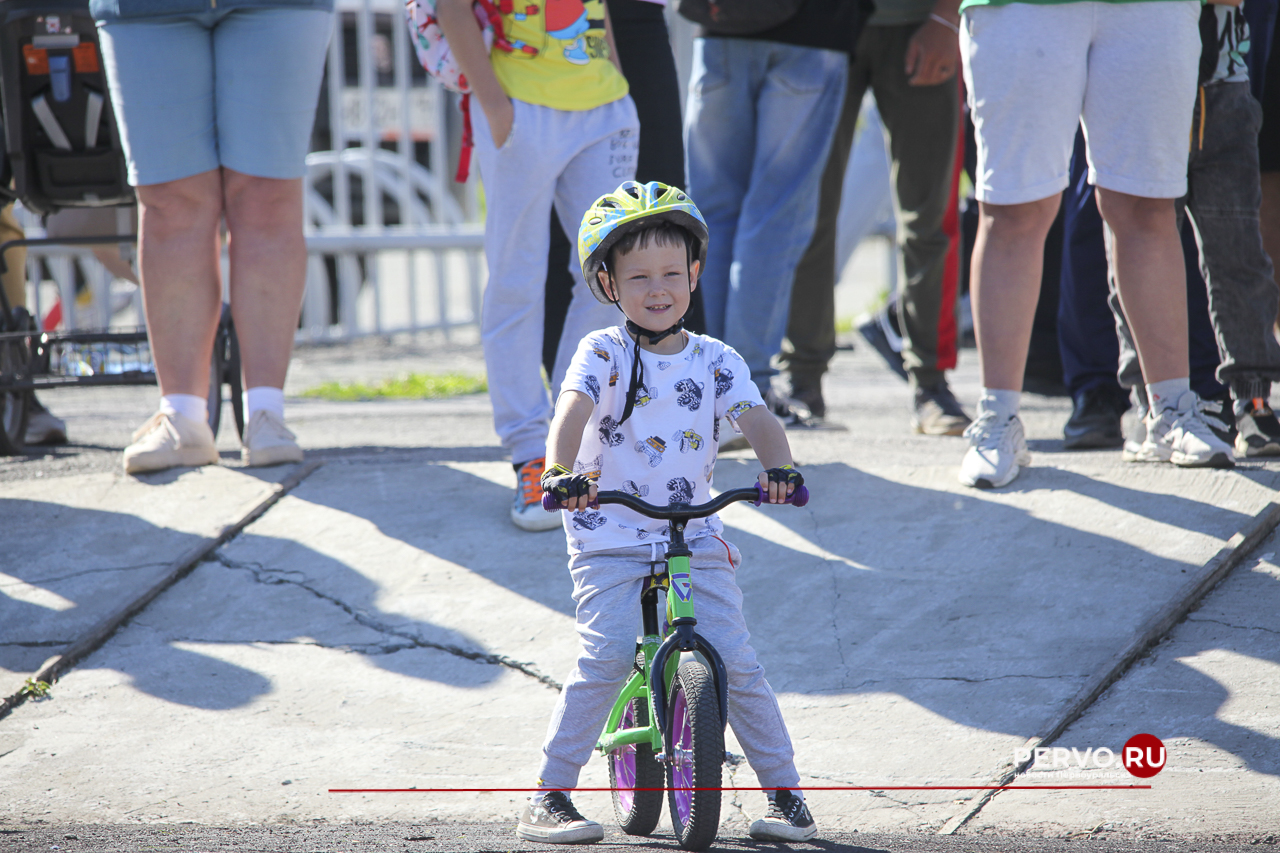 Жители Первоуральска провели День физкультурника. Фотографии