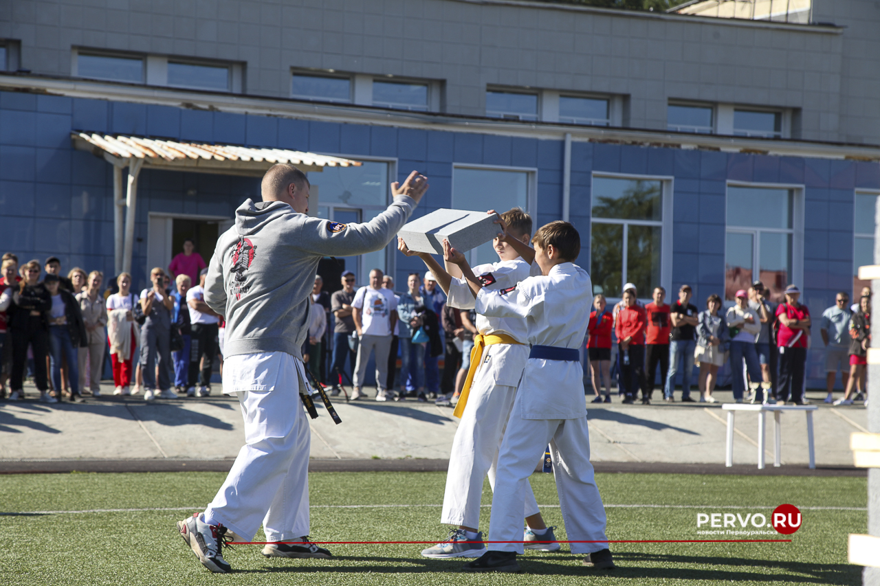 Жители Первоуральска провели День физкультурника. Фотографии