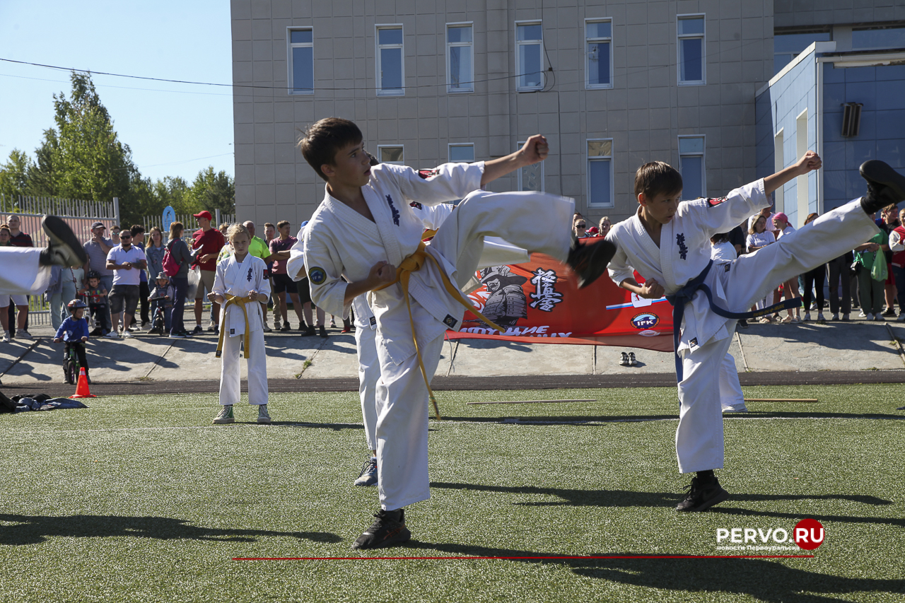 Жители Первоуральска провели День физкультурника. Фотографии