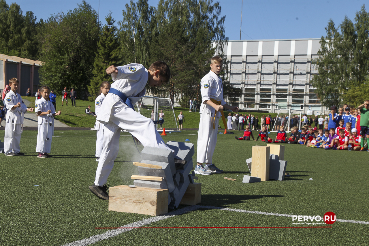 Жители Первоуральска провели День физкультурника. Фотографии