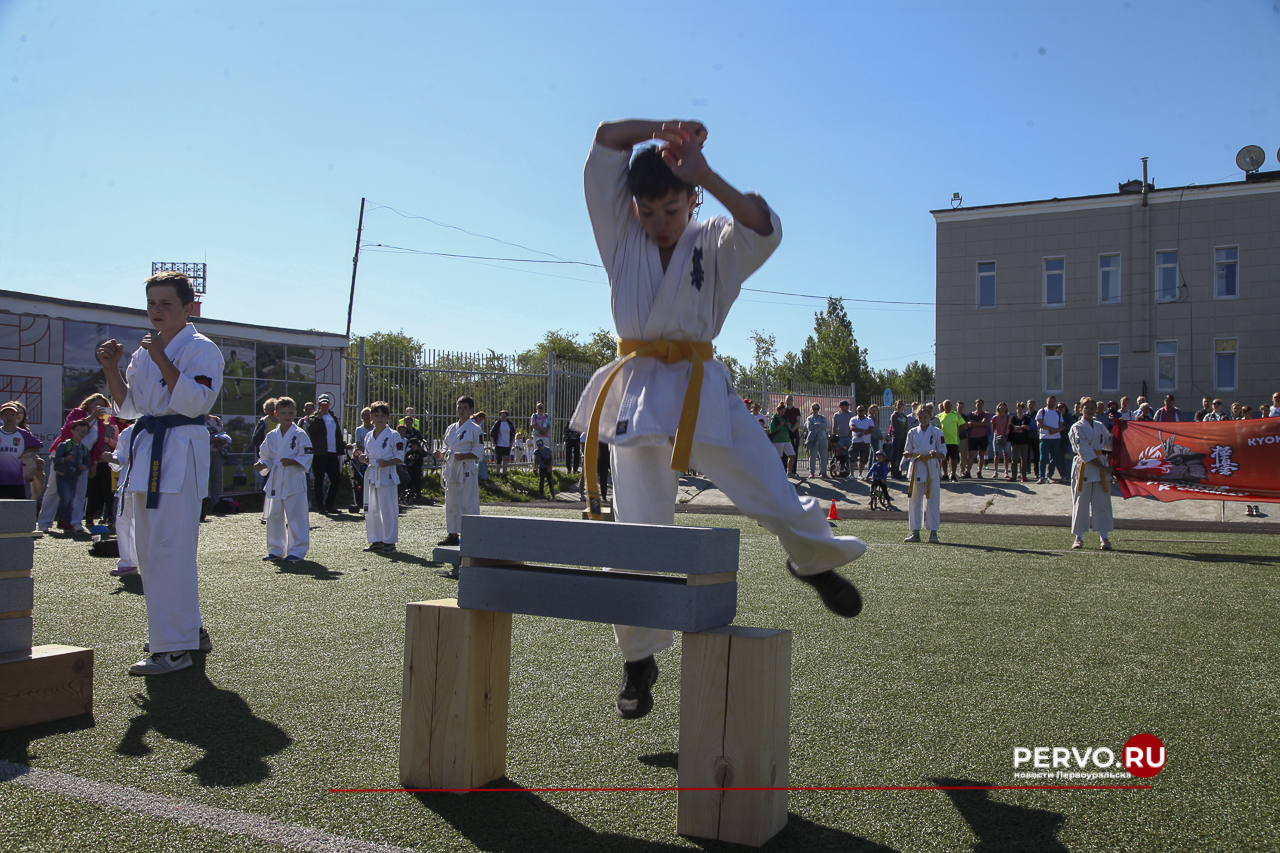 Жители Первоуральска провели День физкультурника. Фотографии