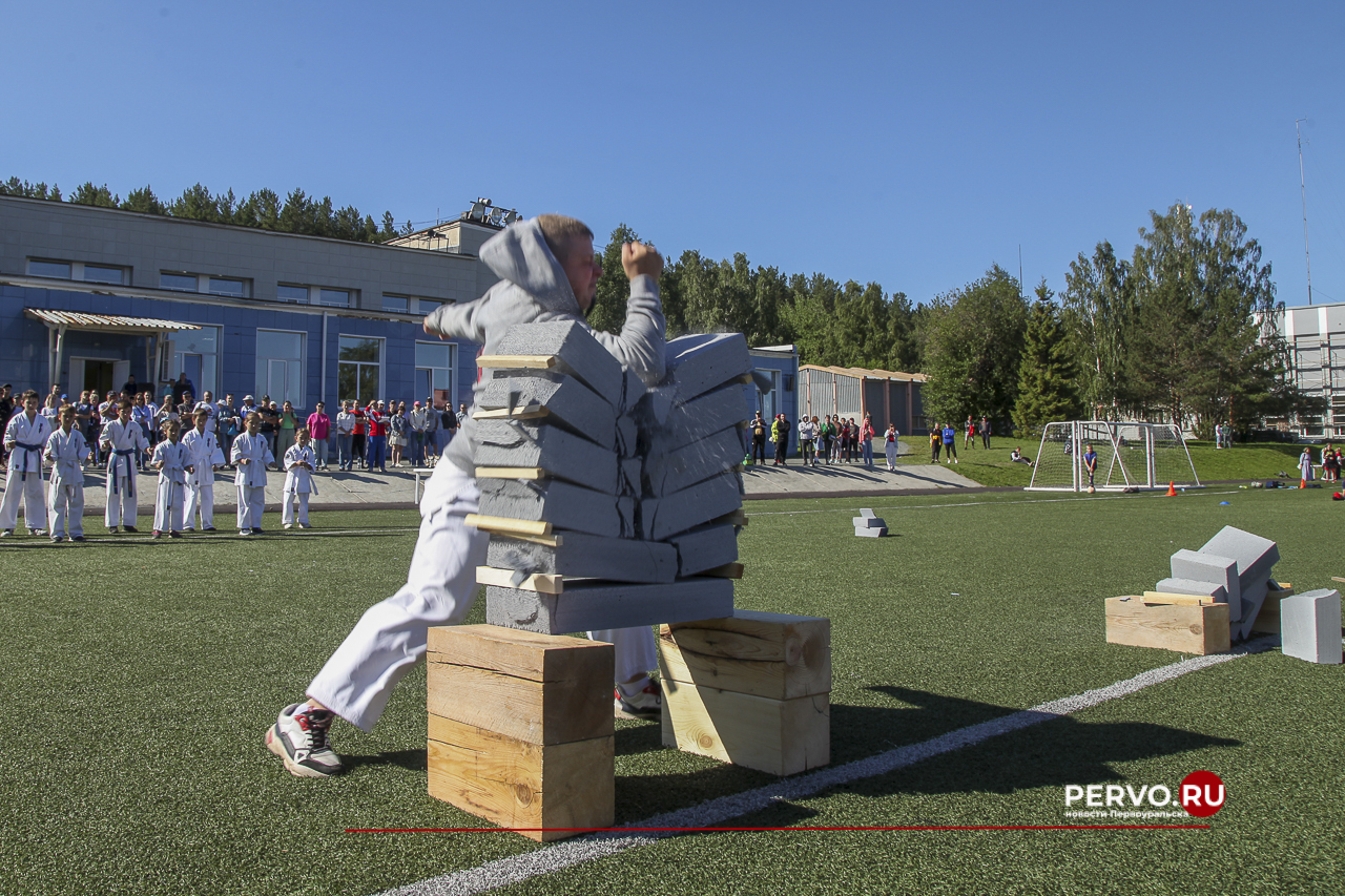 Жители Первоуральска провели День физкультурника. Фотографии