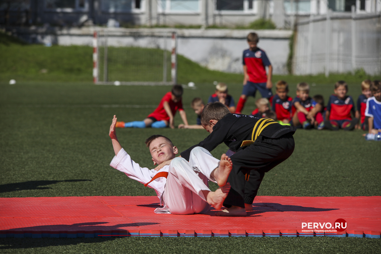 Жители Первоуральска провели День физкультурника. Фотографии