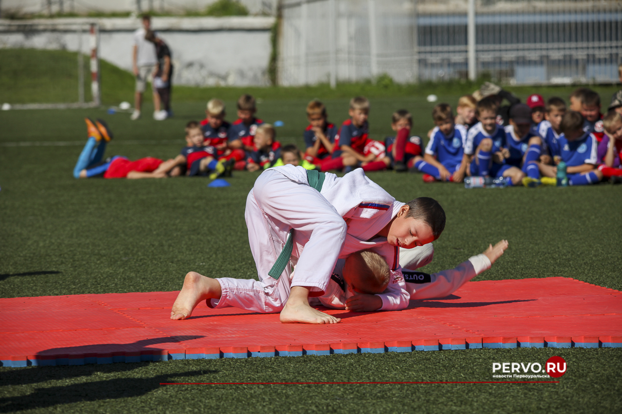 Жители Первоуральска провели День физкультурника. Фотографии