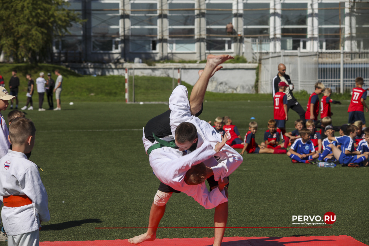 Жители Первоуральска провели День физкультурника. Фотографии