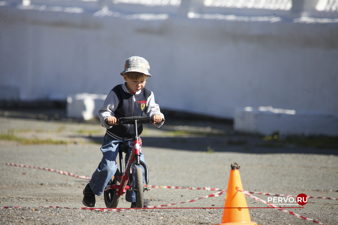 Жители Первоуральска провели День физкультурника. Фотографии