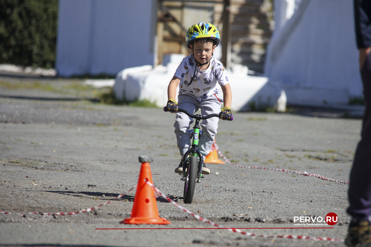 Жители Первоуральска провели День физкультурника. Фотографии