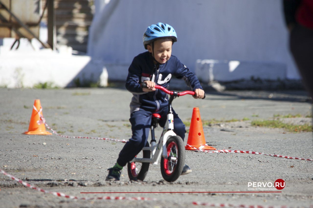 Жители Первоуральска провели День физкультурника. Фотографии