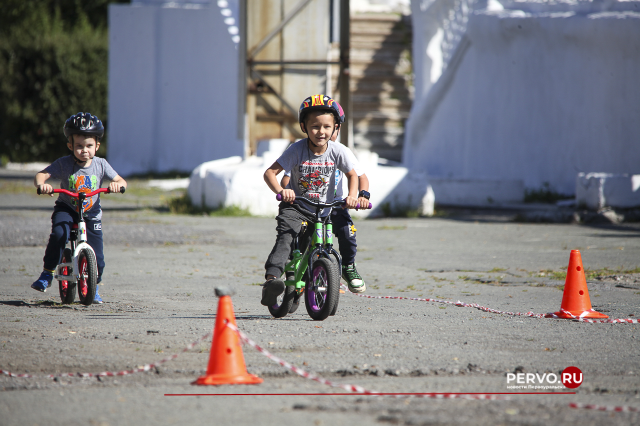 Жители Первоуральска провели День физкультурника. Фотографии