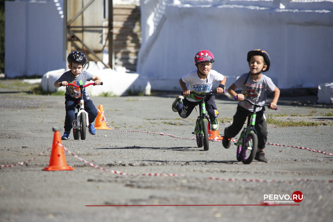 Жители Первоуральска провели День физкультурника. Фотографии