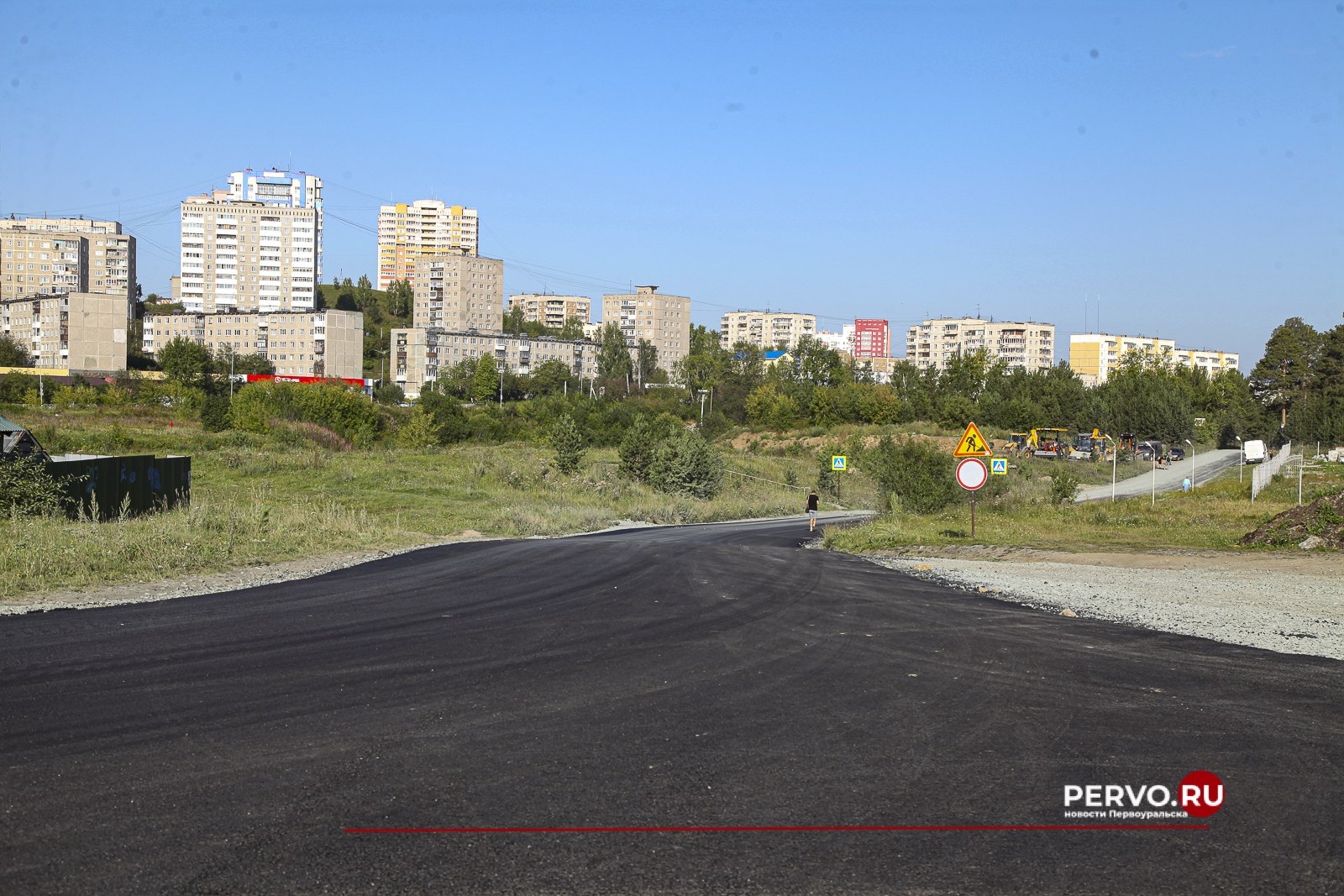 На улице Вайнера и до плотины Верхнего пруда дорожники укладывают асфальт