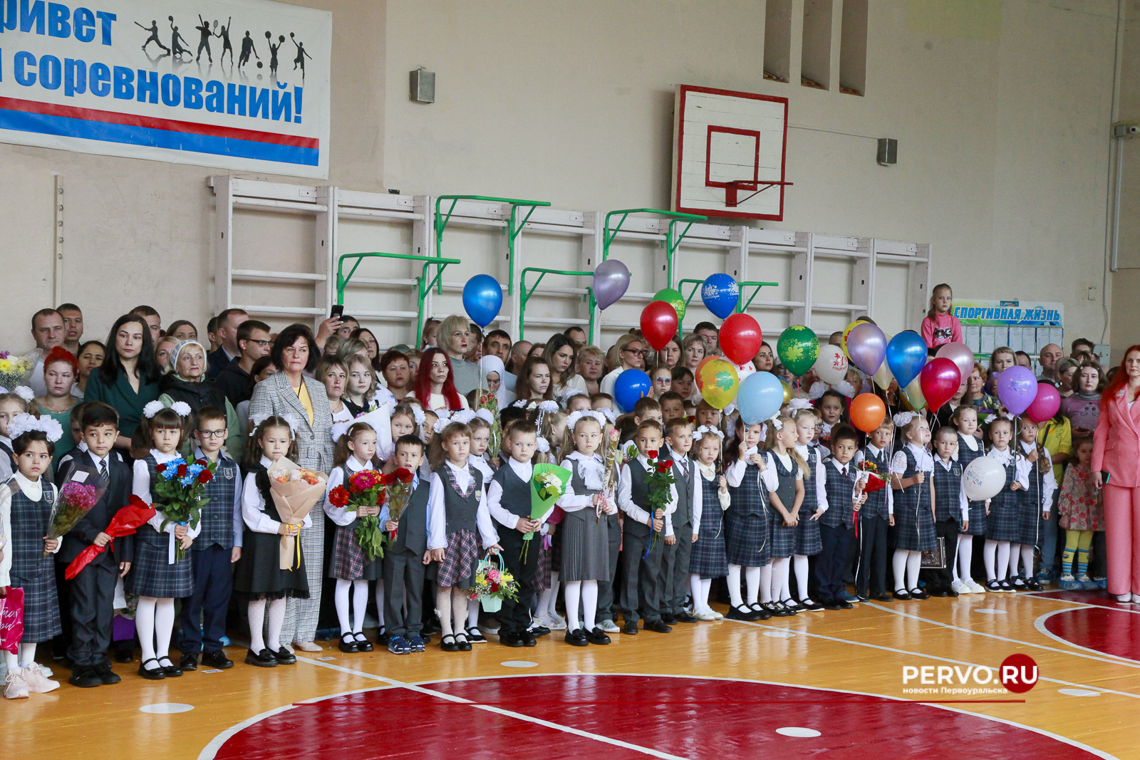 Сегодня более 2000 юных первоуральцев впервые сели за парты