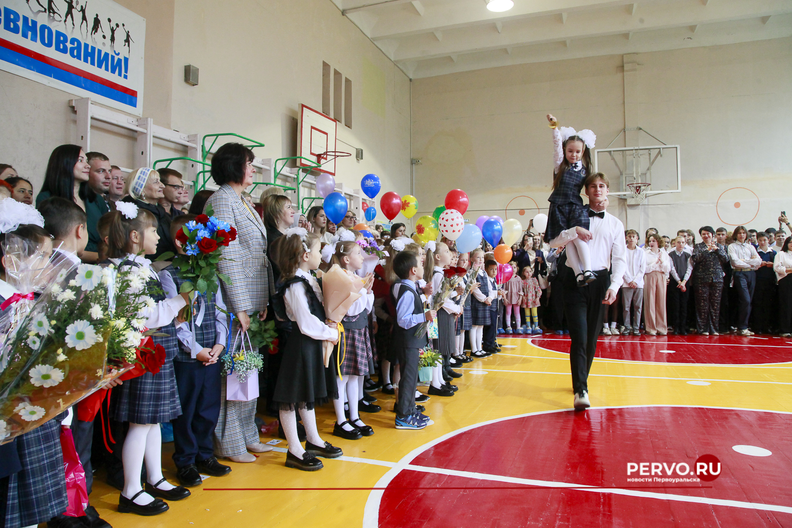 Сегодня более 2000 юных первоуральцев впервые сели за парты