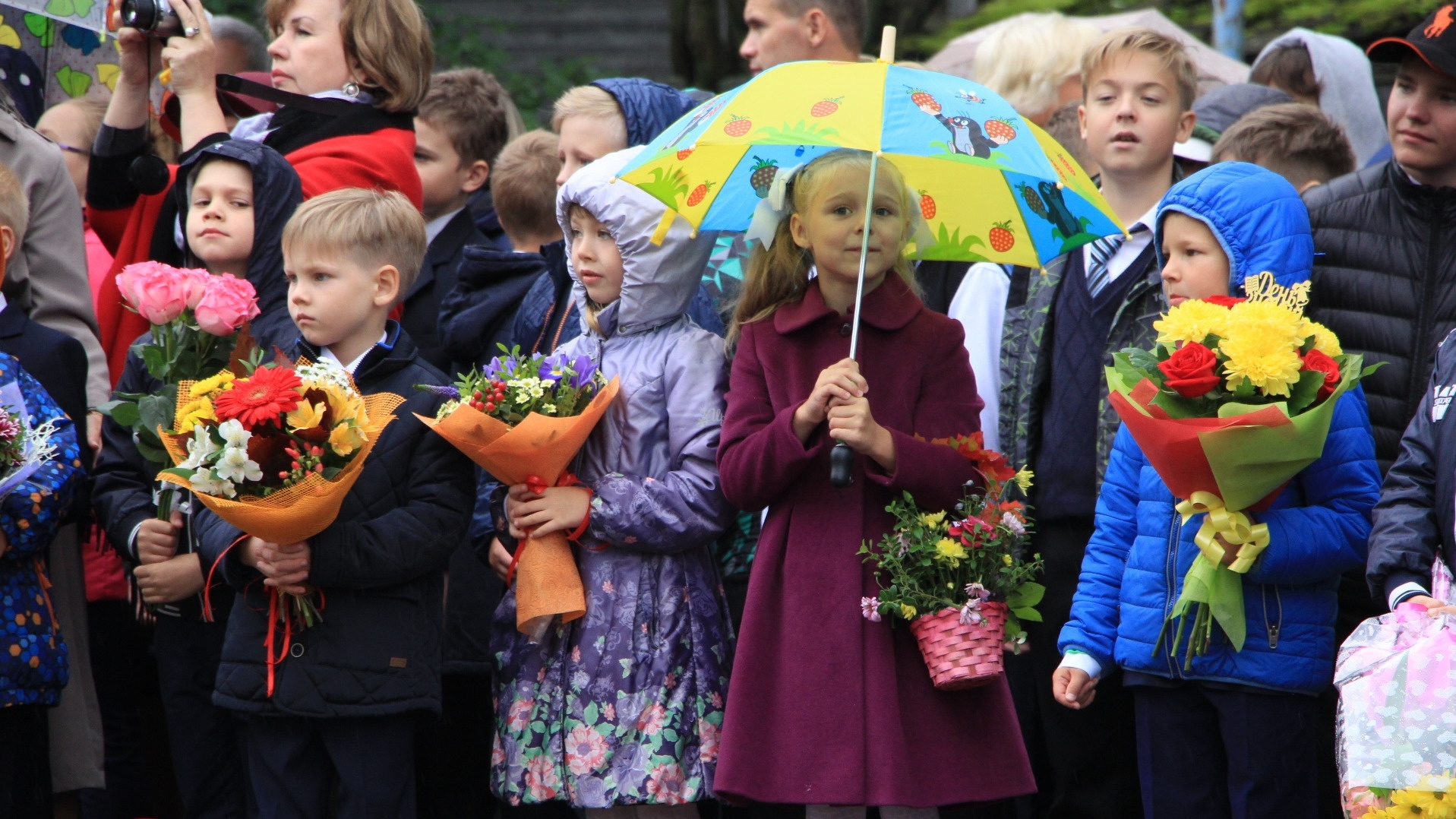 С букетами и зонтами: какая погода ждет школьников 1 Сентября на линейках
