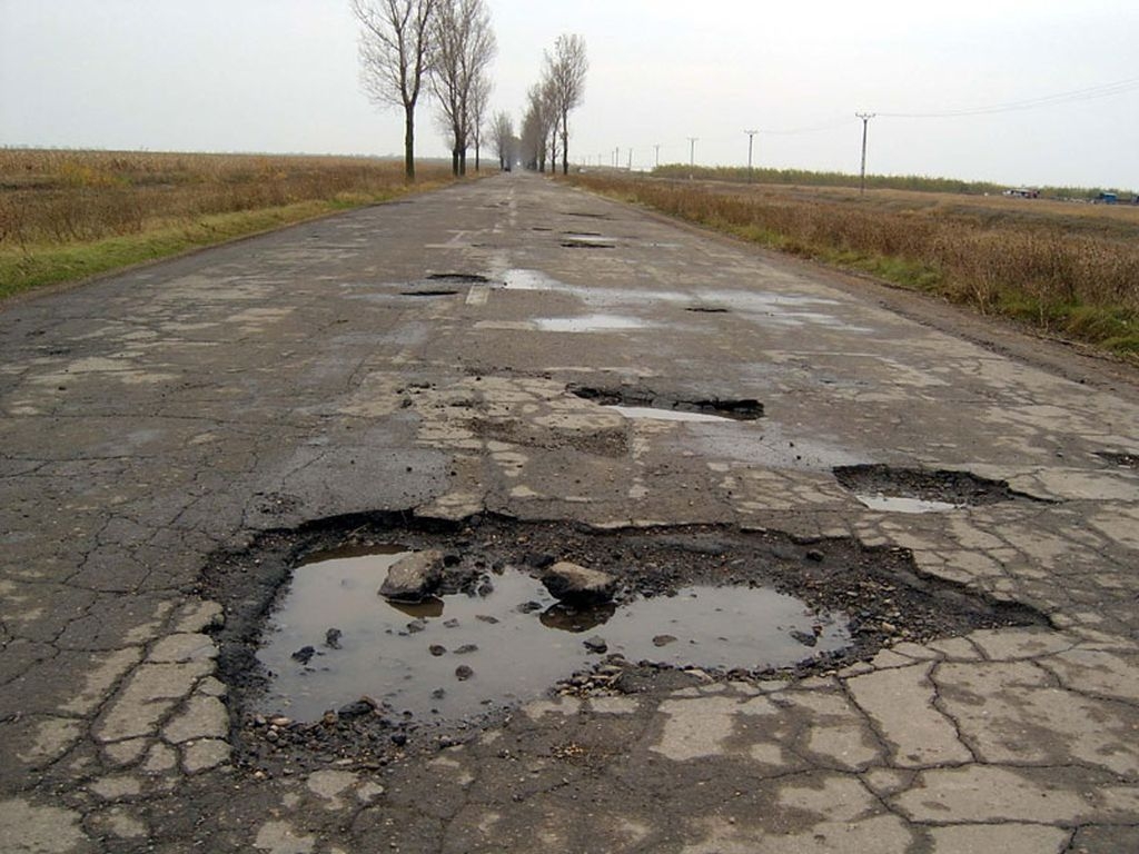 Плохое качество дороги. Разбитые дороги. Плохие дороги. Плохие дороги в Молдове. Дороги в Молдавии.